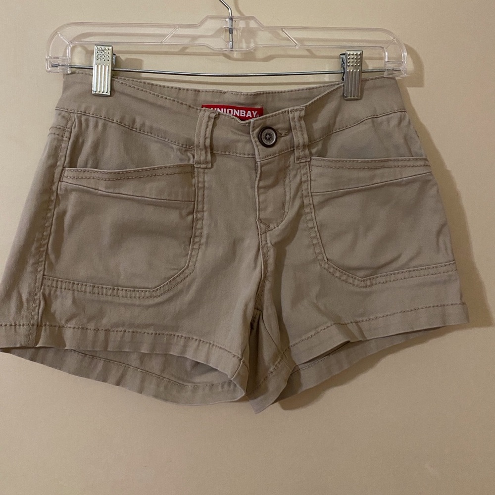 Unionbay Delaney stretch twill beige junior shorts in size 0. 3.5” inseam.